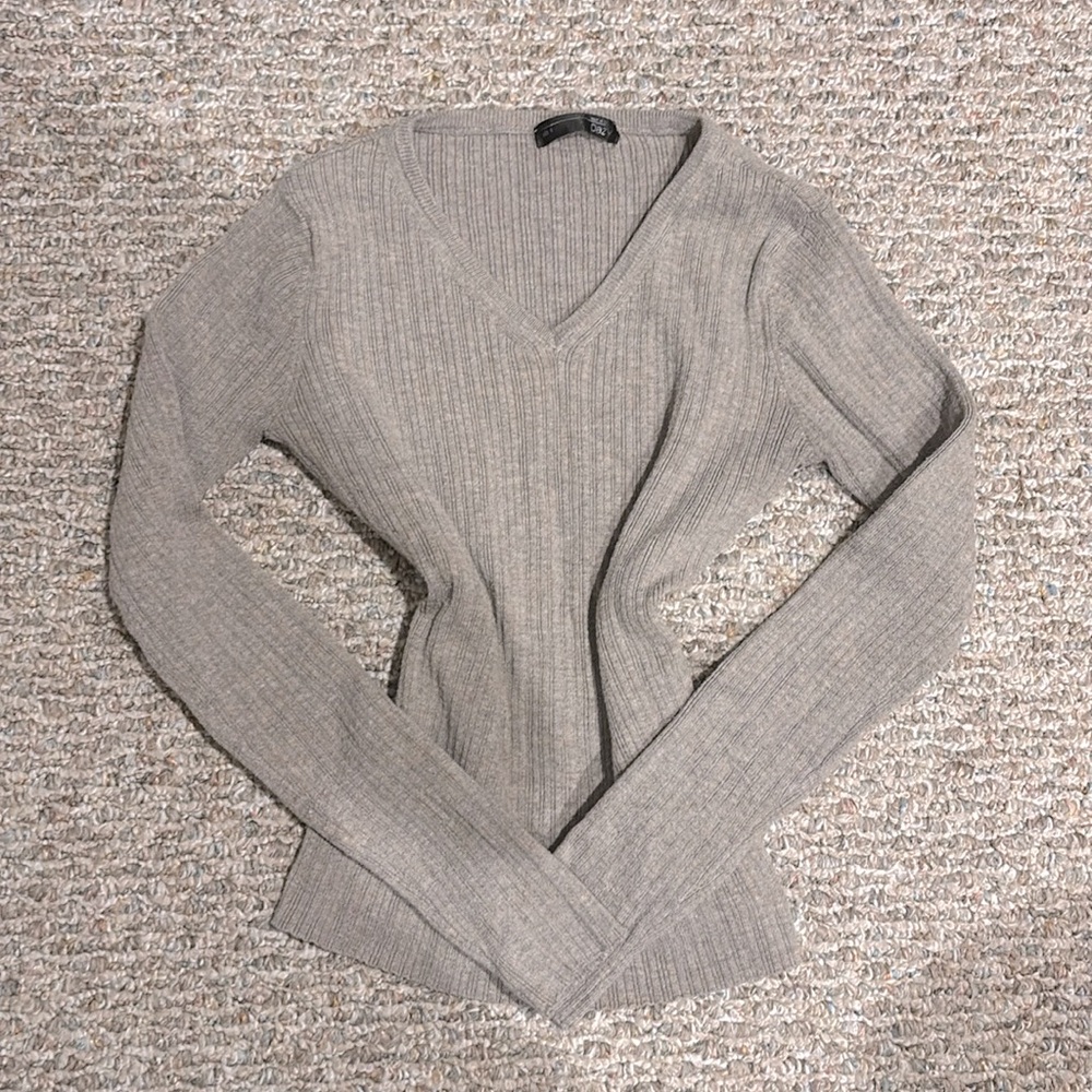 Elegant V-Neck Sweater - Light Gray